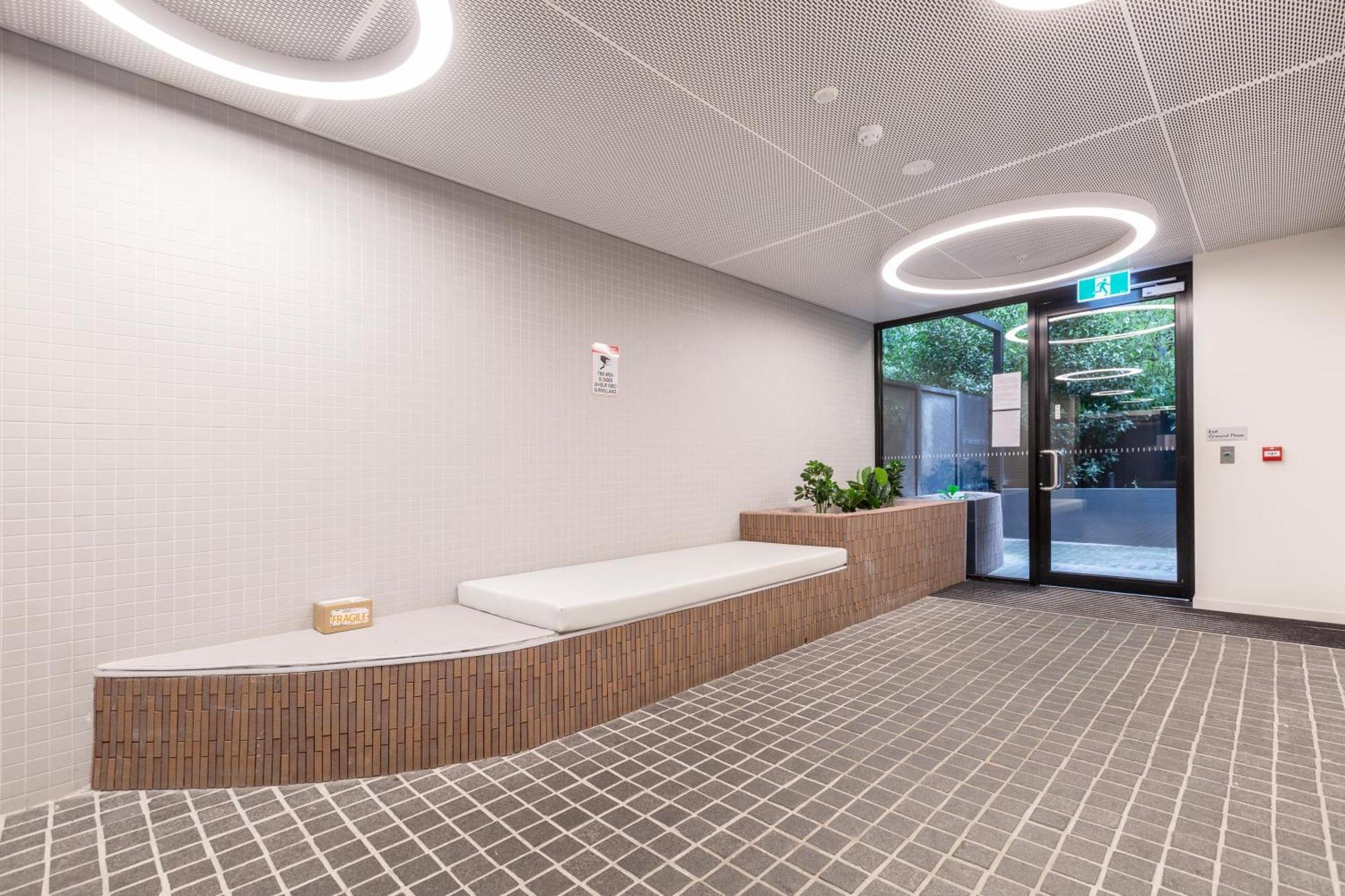 Suave In Trendy Prahransteps To Greville St Apartment *