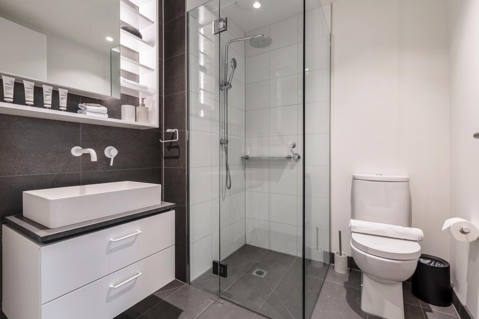 Suave In Trendy Prahransteps To Greville St Apartment *