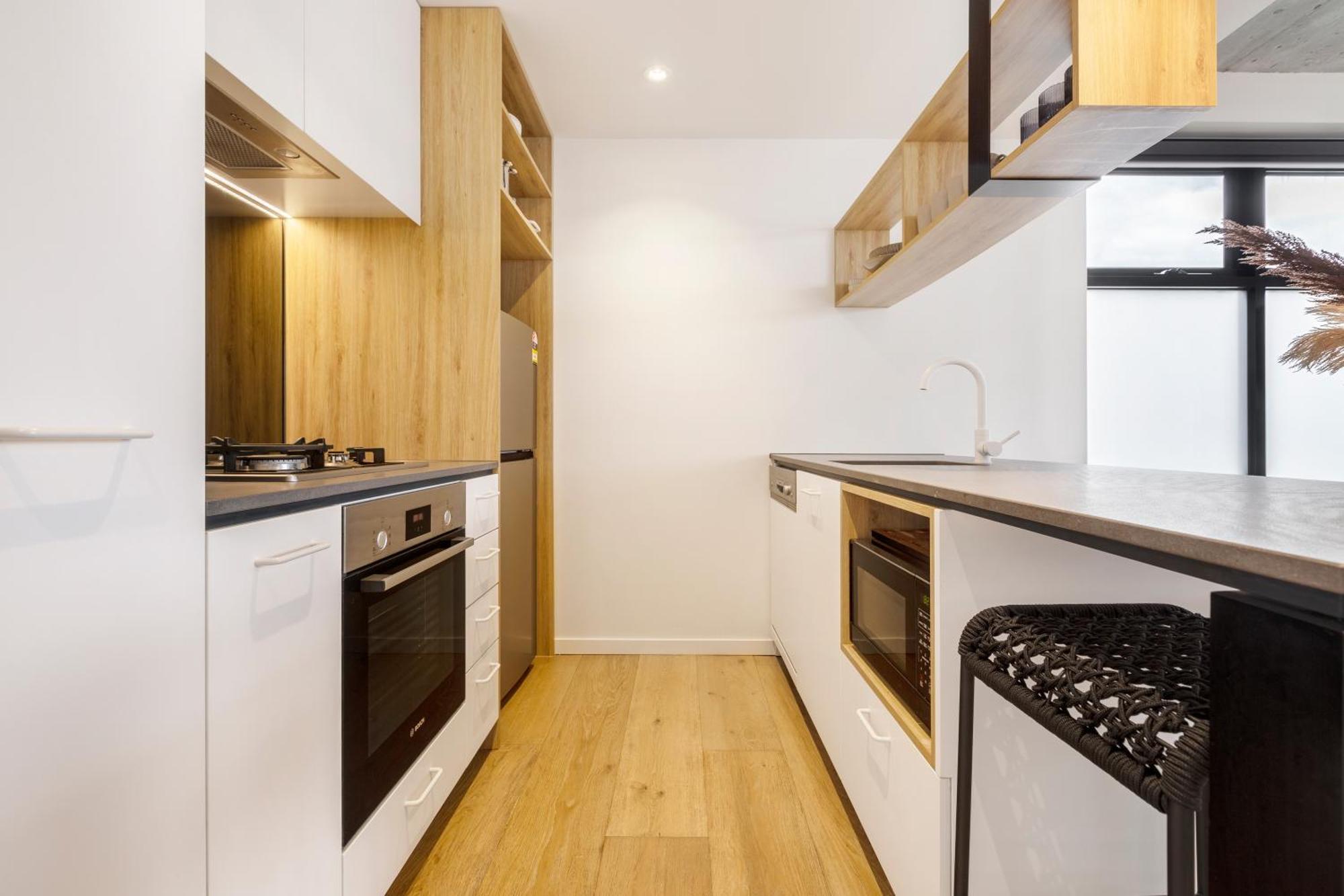 Suave In Trendy Prahransteps To Greville St Apartment
