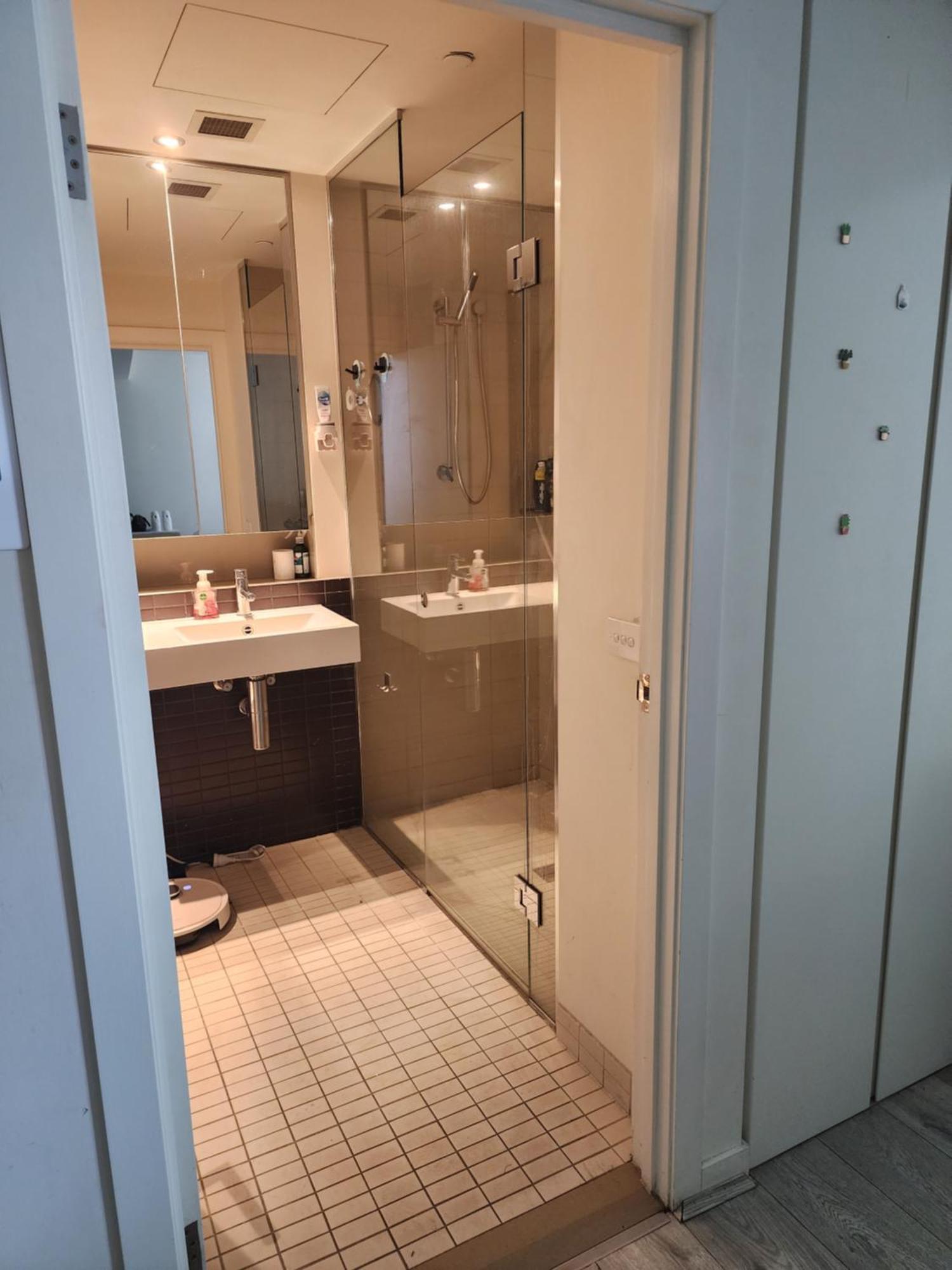 One Bedroom In Docklands Apartment Melbourne