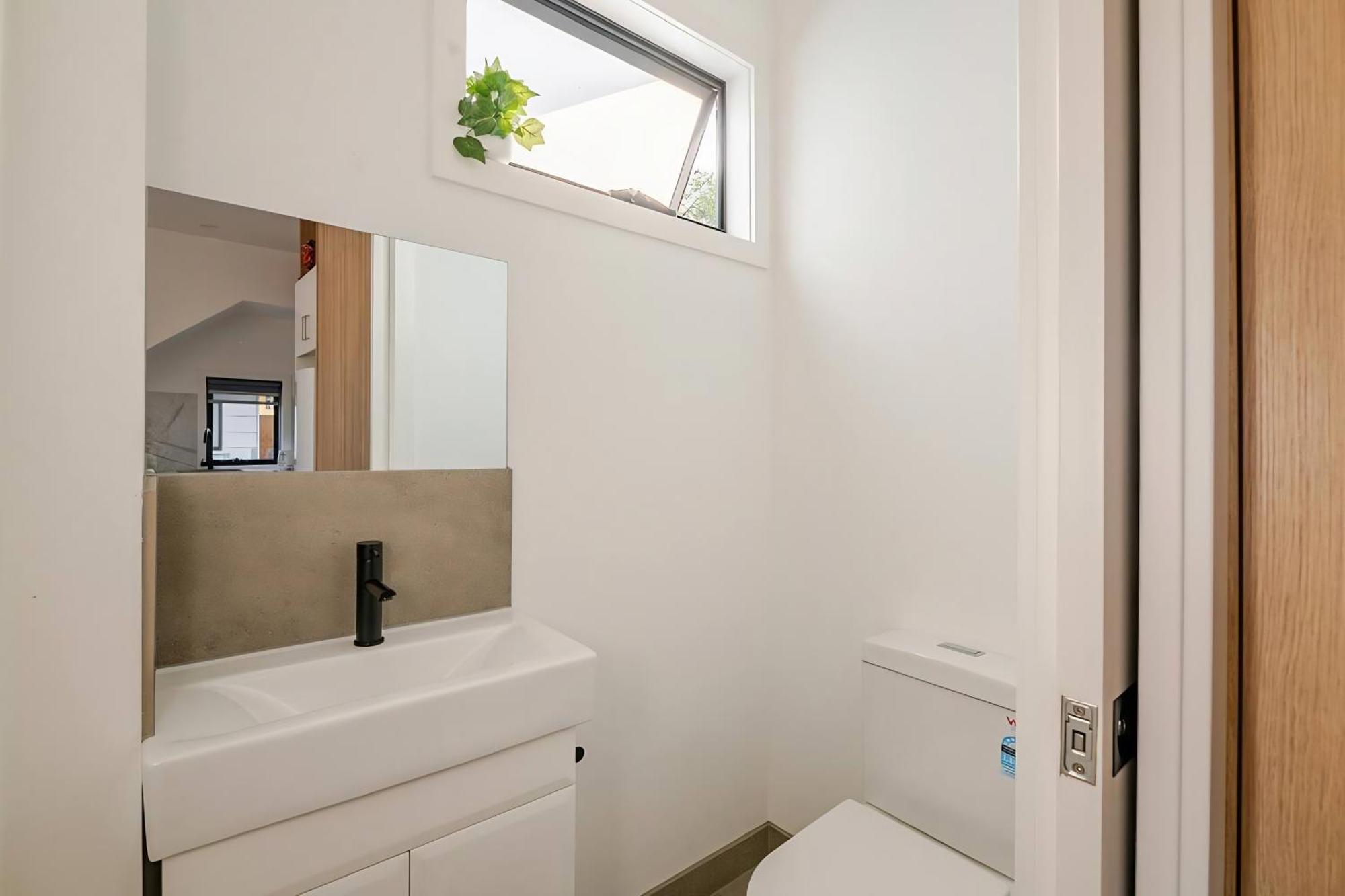 Stunning, Modern, Two-story Detached Townhouse Casa de férias