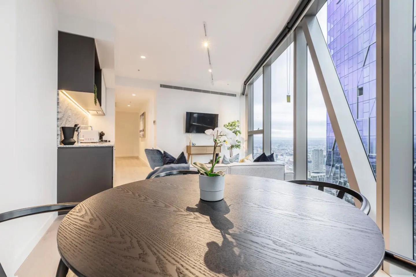 Vibrant & Lively With Stunning Views Apartment *