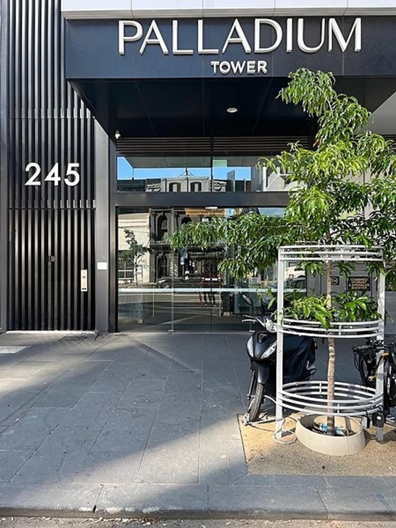Elegant City Escape 2Br Retreat With Pool, Gym Melbourne