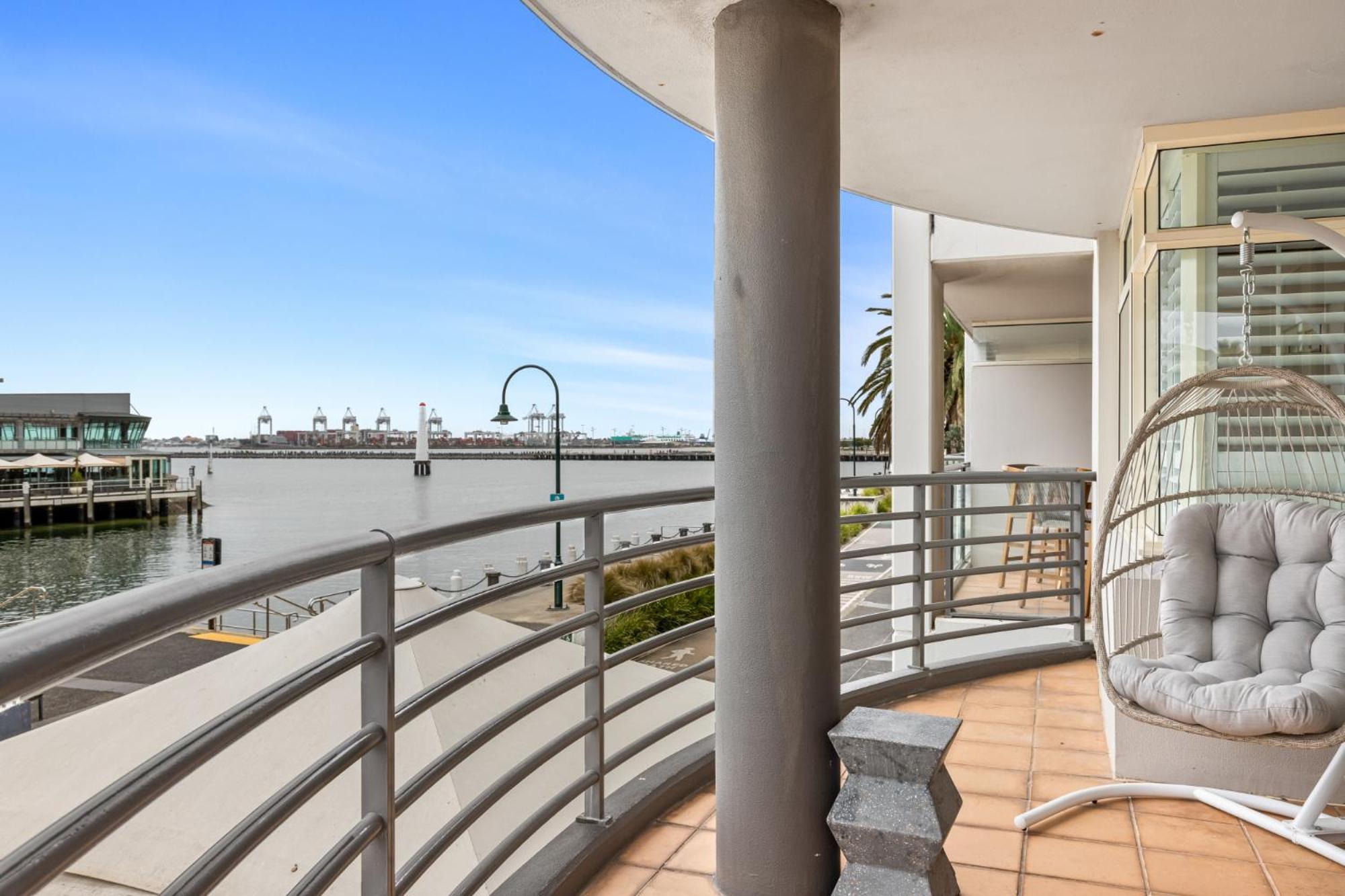 Scenic Beachside 3-bedroom With Water Views Apartment Melbourne