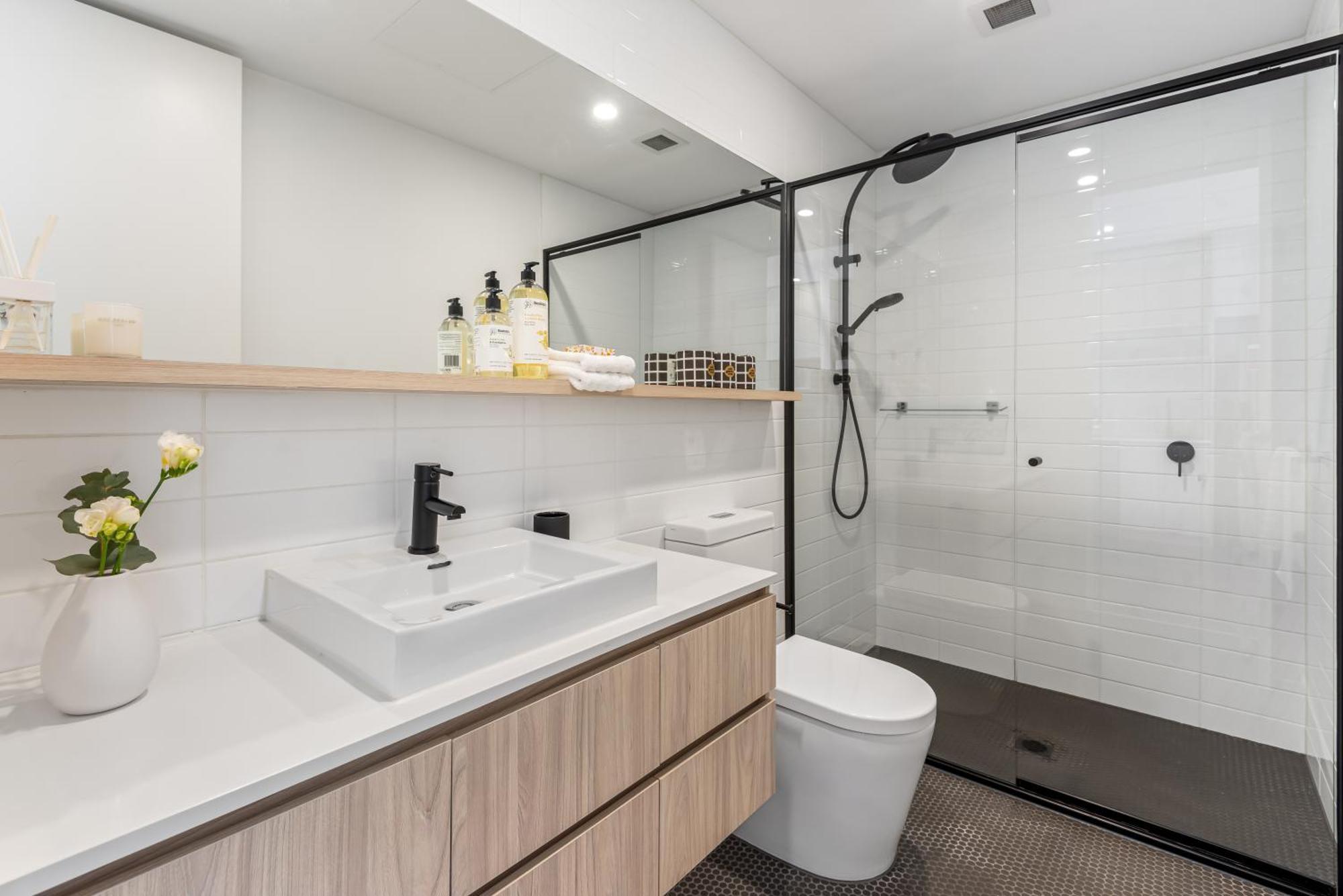 Apartment Park Life! Elegant & Sun-filled 2 Bed 2 Bath In Caulfield North *