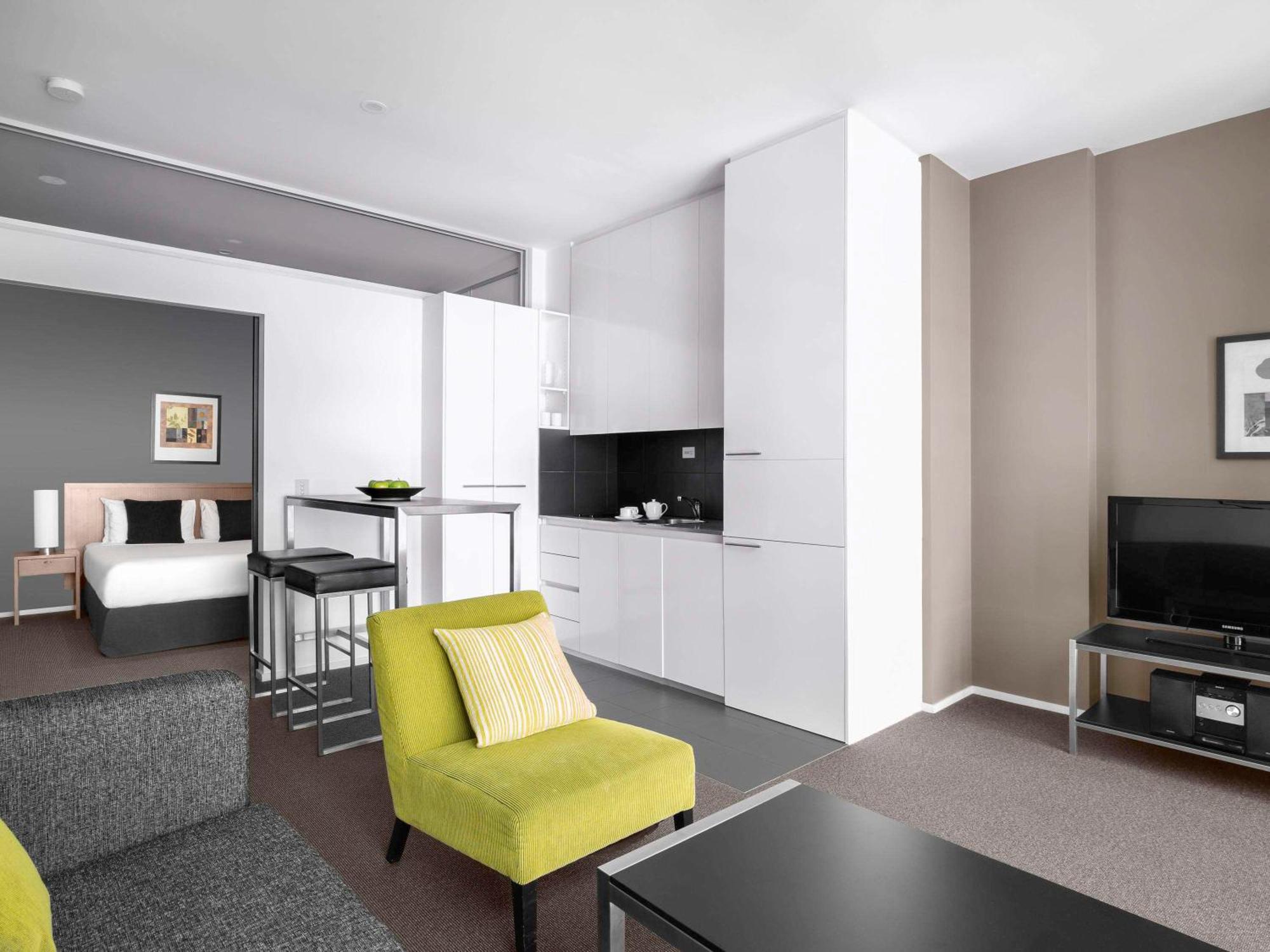 Mantra 100 Exhibition Aparthotel 4*