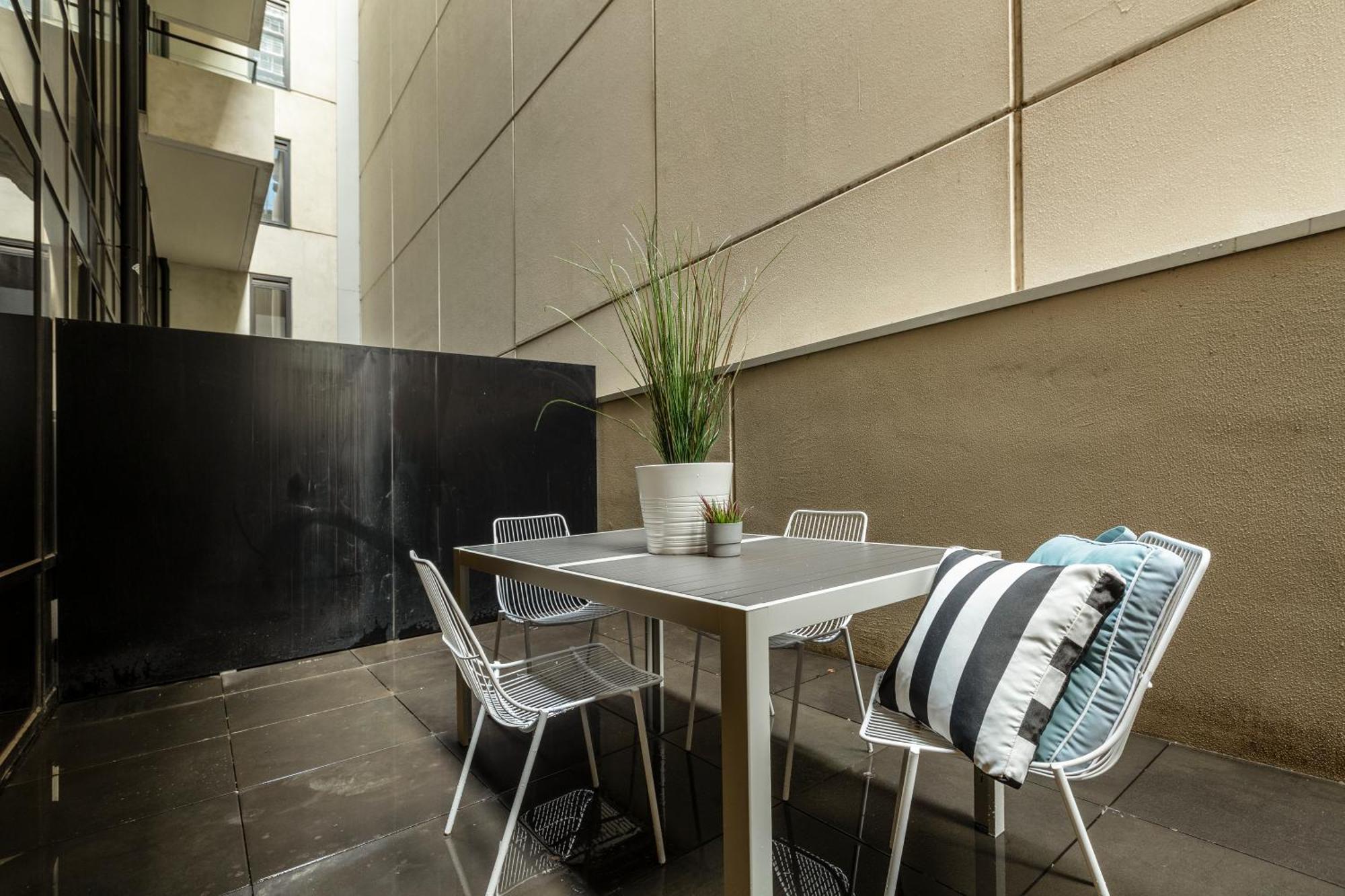 Apartment Trendy 2-level Condohuge Terrace Free Parking *