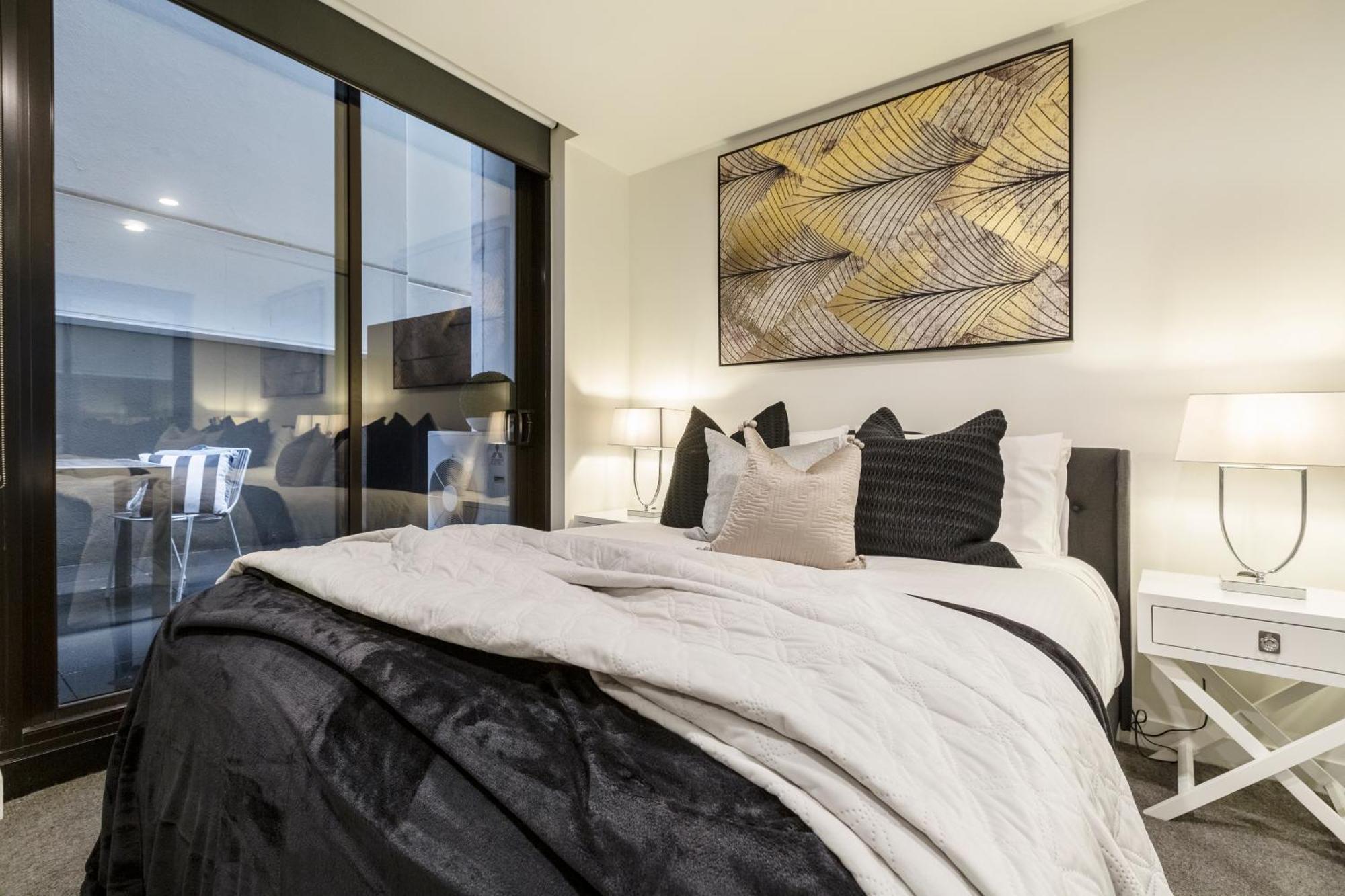 Trendy 2-level Condohuge Terrace Free Parking *