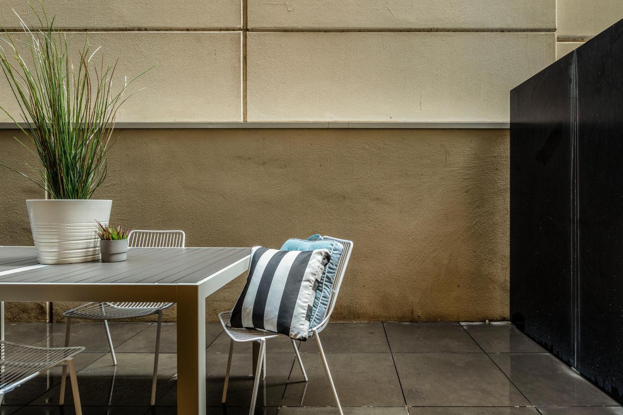Trendy 2-level Condohuge Terrace Free Parking * Melbourne