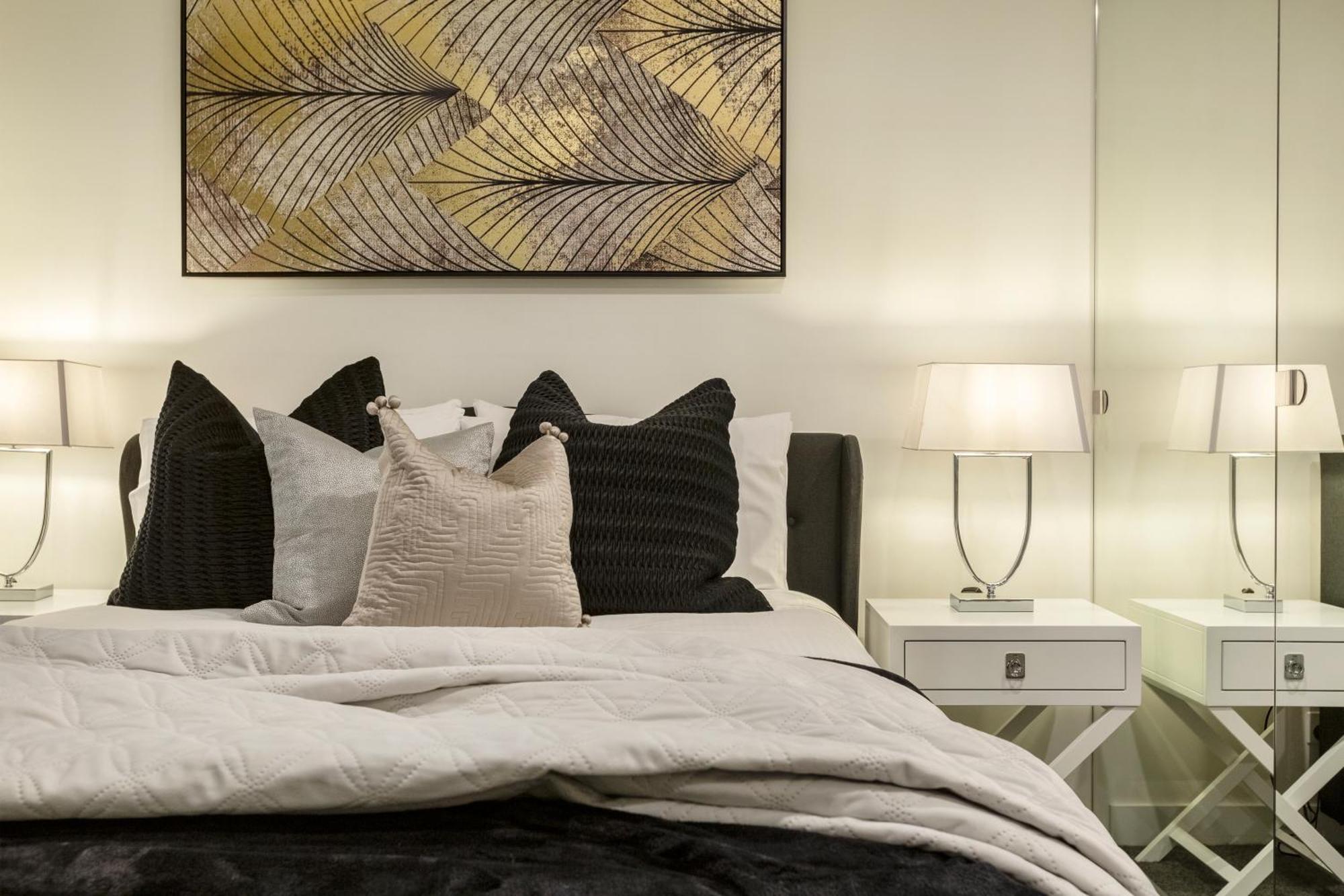 Trendy 2-level Condohuge Terrace Free Parking Apartment
