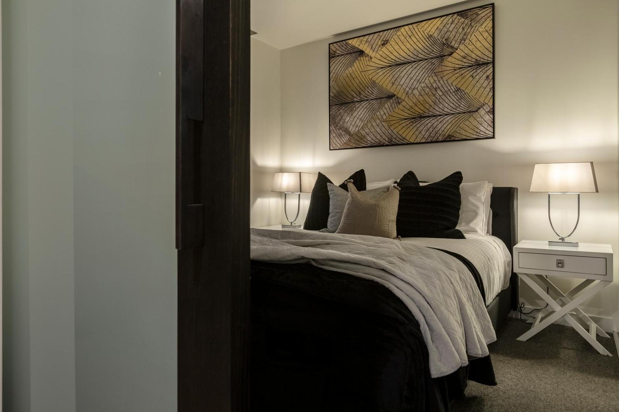 Trendy 2-level Condohuge Terrace Free Parking Apartment *