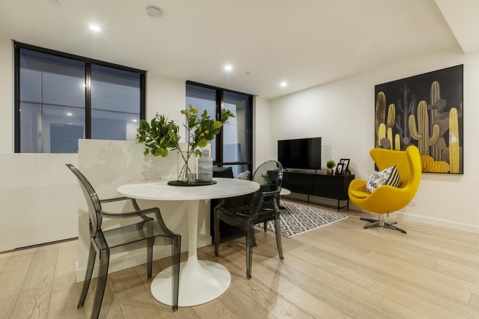 Trendy 2-level Condohuge Terrace Free Parking *
