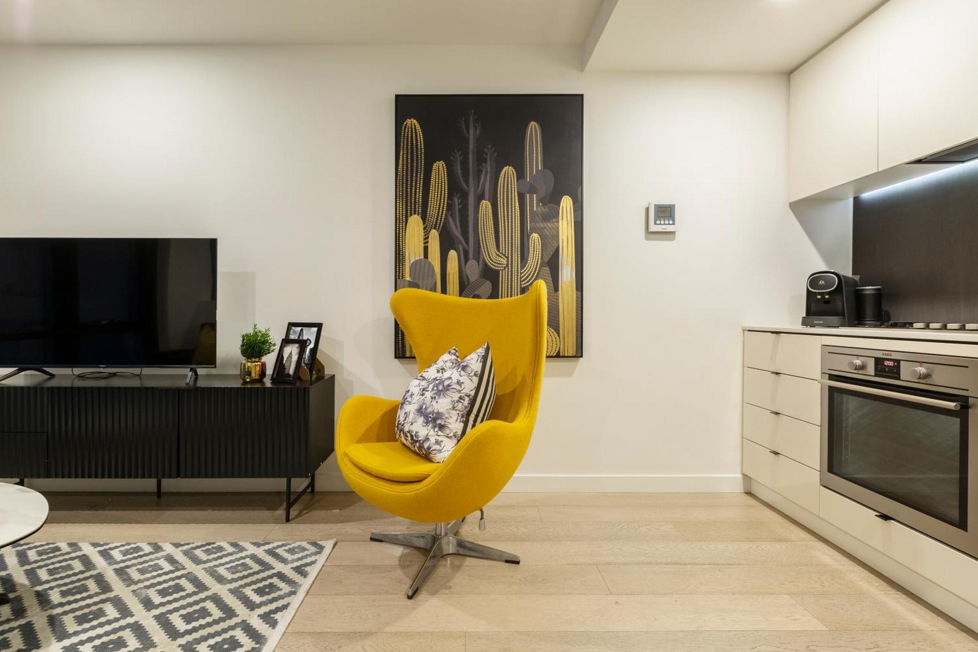 Trendy 2-level Condohuge Terrace Free Parking *