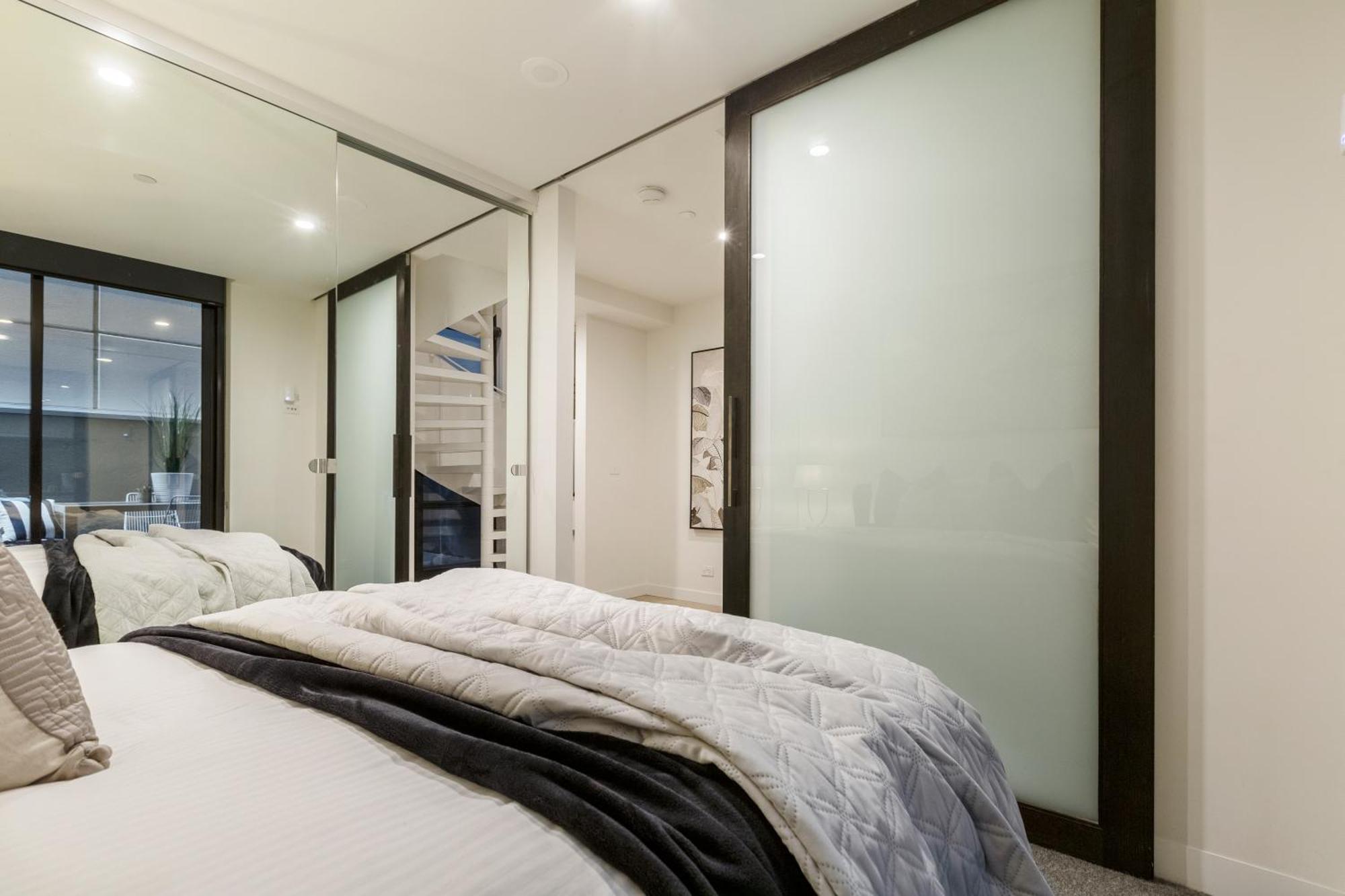 Trendy 2-level Condohuge Terrace Free Parking * Melbourne