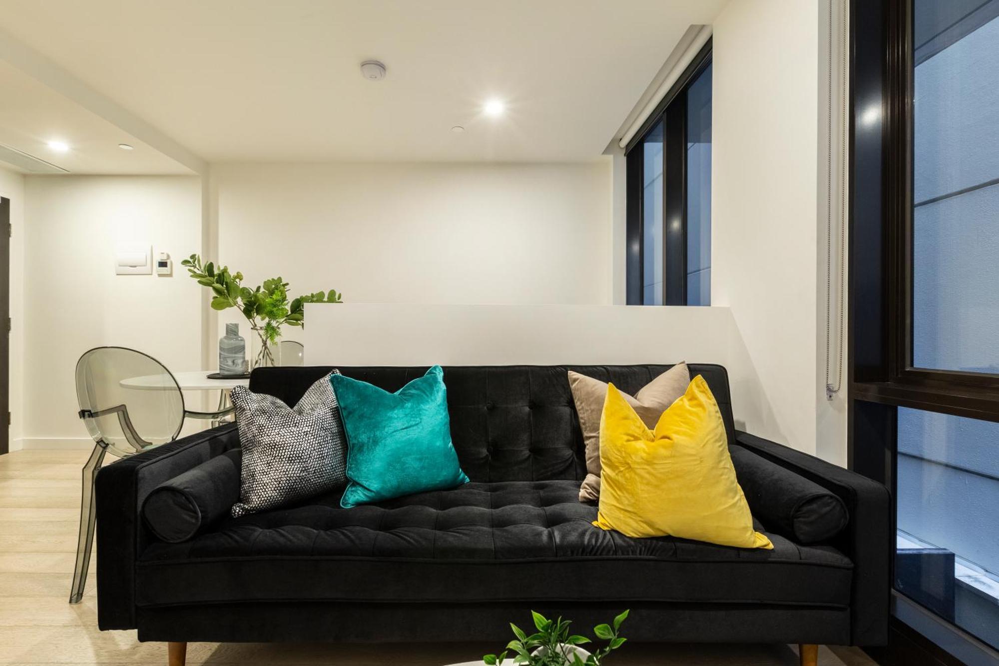 Trendy 2-level Condohuge Terrace Free Parking Apartment