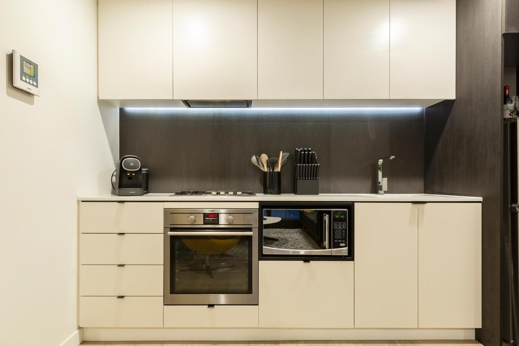Trendy 2-level Condohuge Terrace Free Parking *