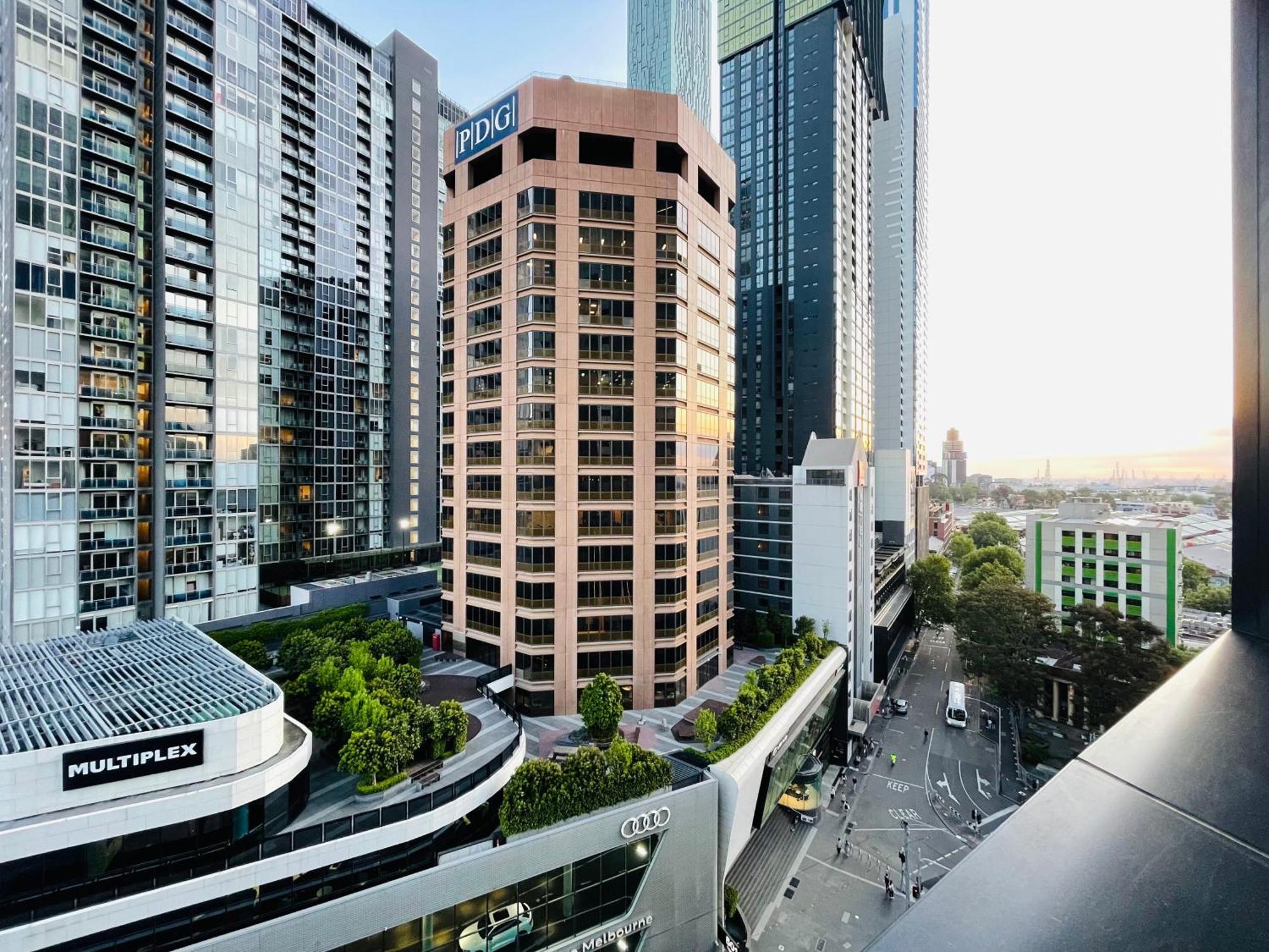 Mega Style Swanston Apartment *