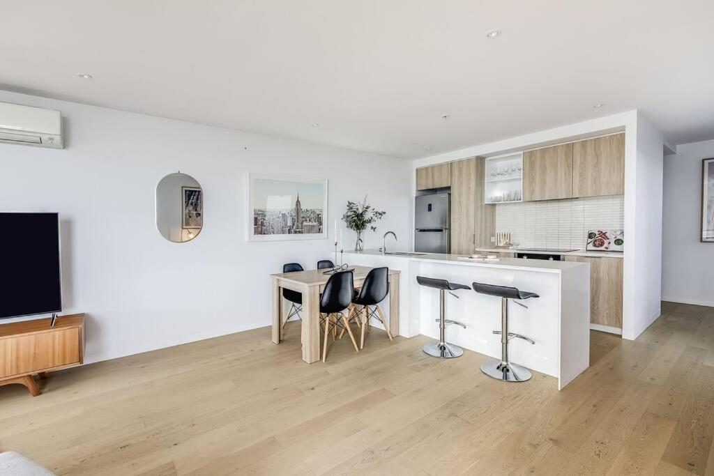 Lux Sky High Beachside Haven By Ready Set Host *