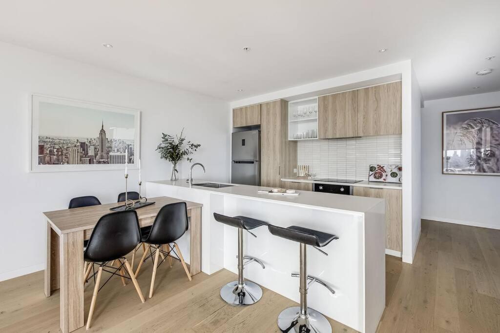 Apartment Lux Sky High Beachside Haven By Ready Set Host *