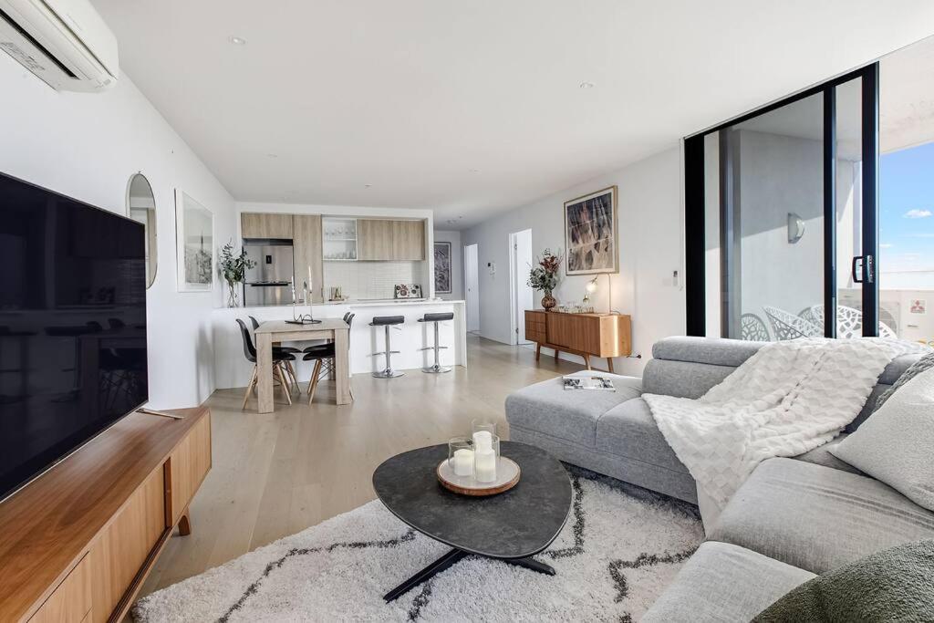 Apartment Lux Sky High Beachside Haven By Ready Set Host