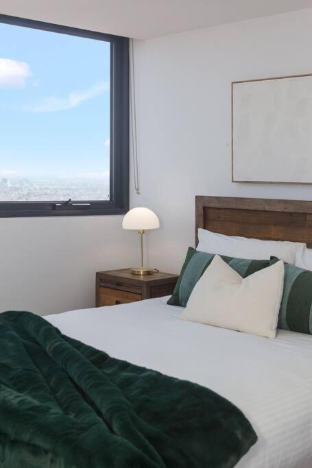 Lux Sky High Beachside Haven By Ready Set Host Apartment
