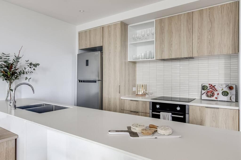 Apartment Lux Sky High Beachside Haven By Ready Set Host