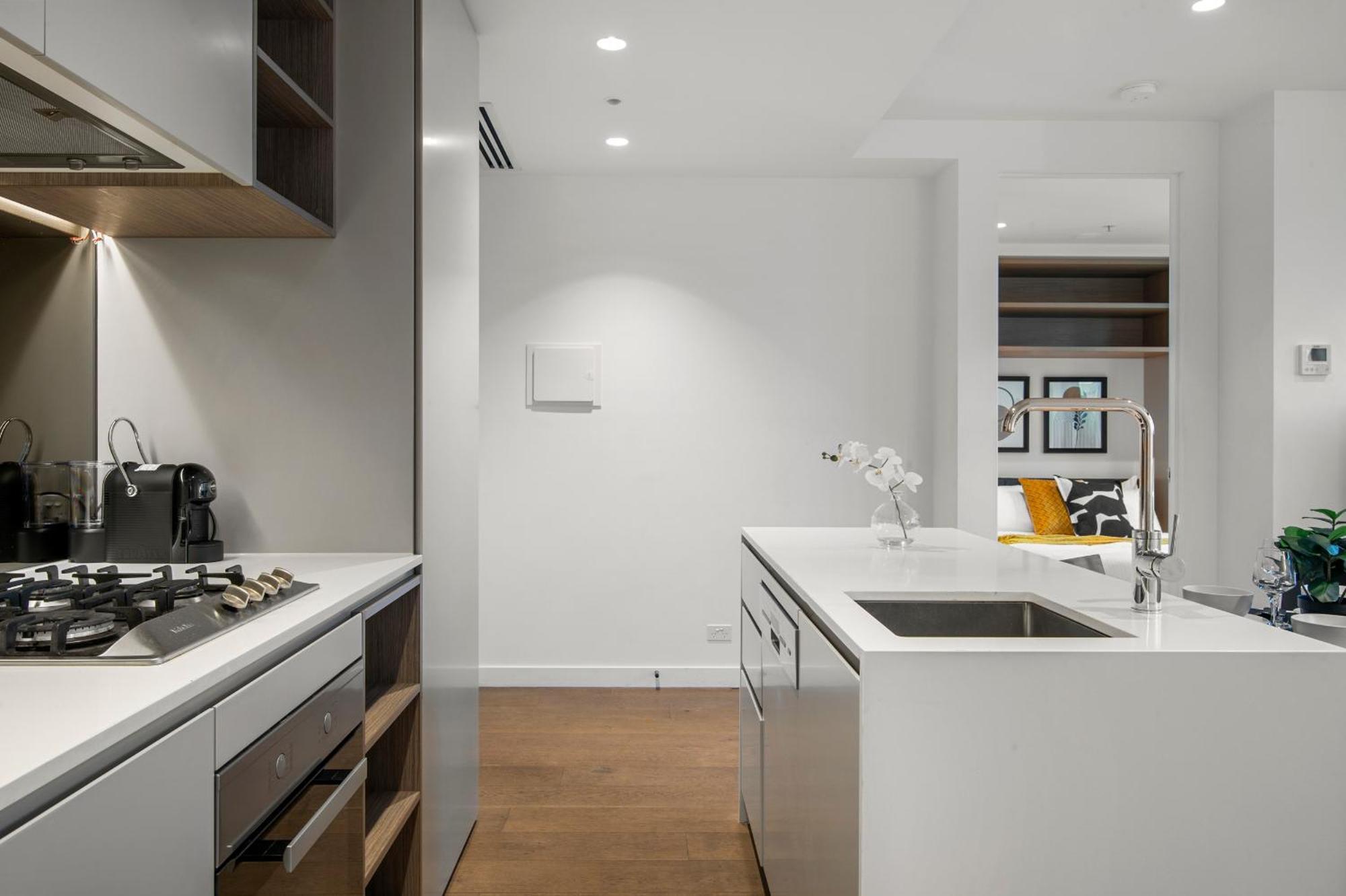 Stunning 2br In Melb Cbd With Pool And Gym