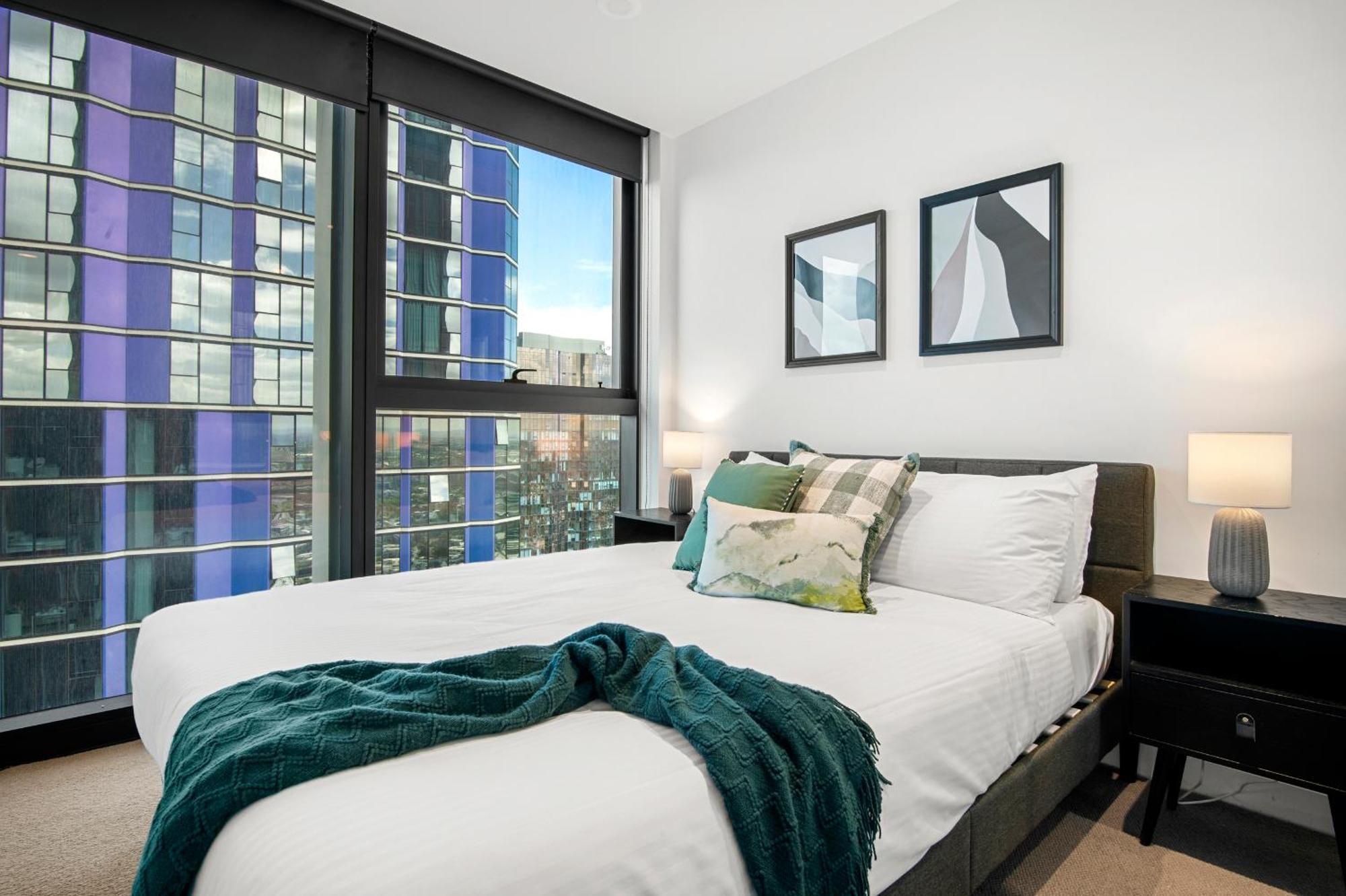 Stunning 2br In Melb Cbd With Pool And Gym Apartment