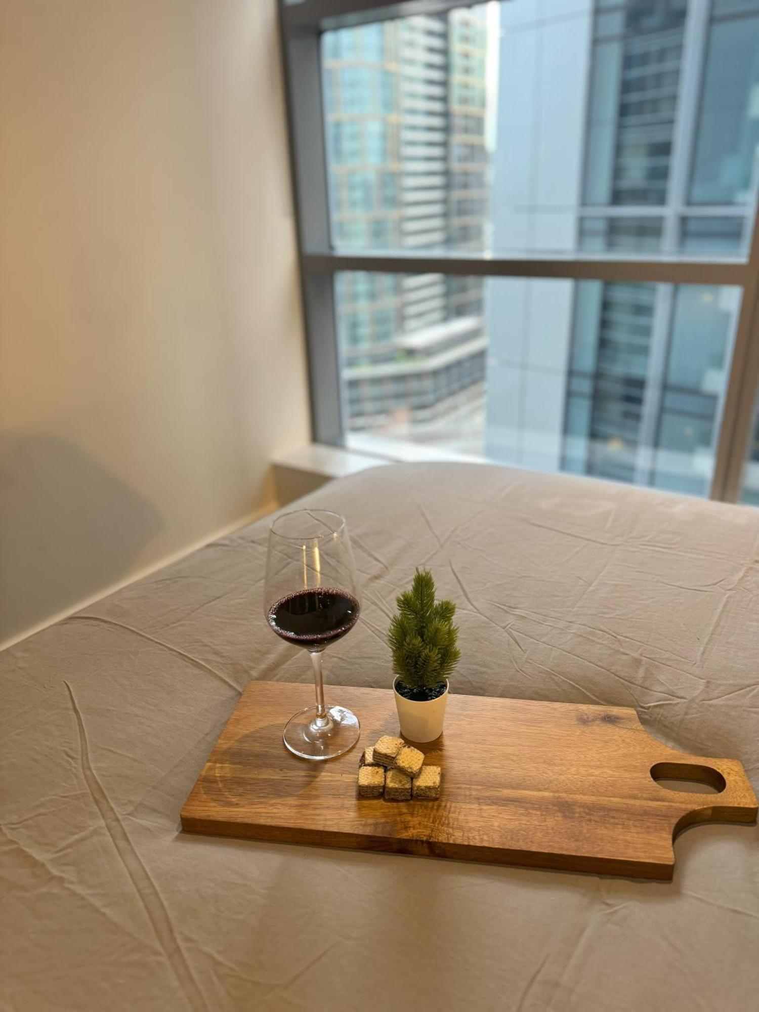 Minimalist 2-bed, 2-bath In Cbd - Free Parking *