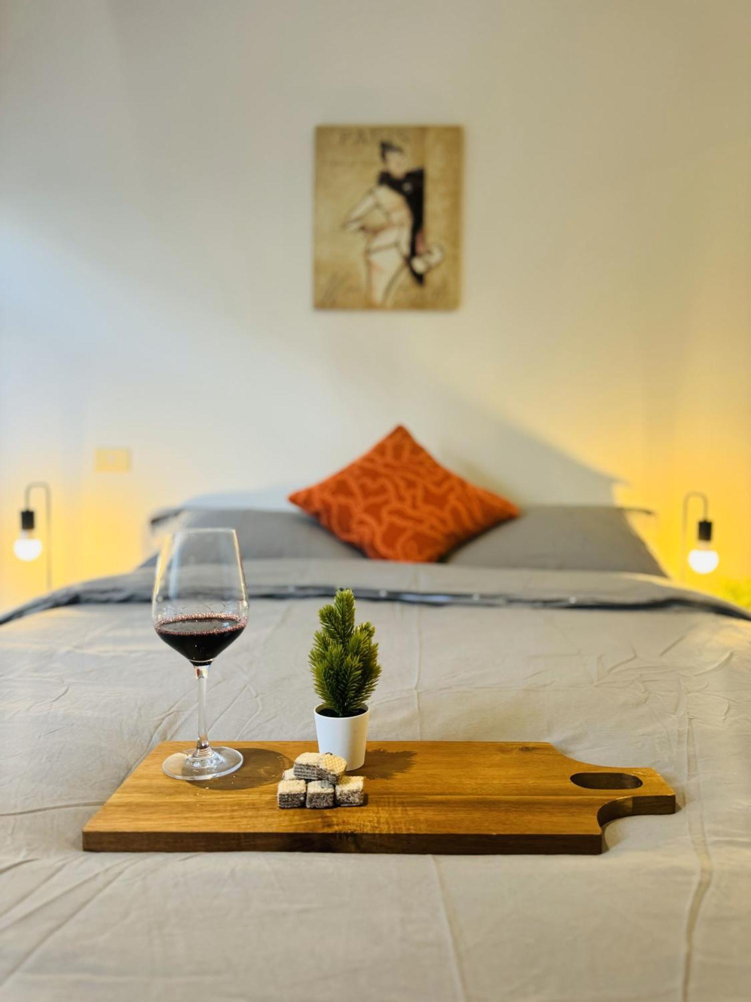 Apartment Minimalist 2-bed, 2-bath In Cbd - Free Parking *