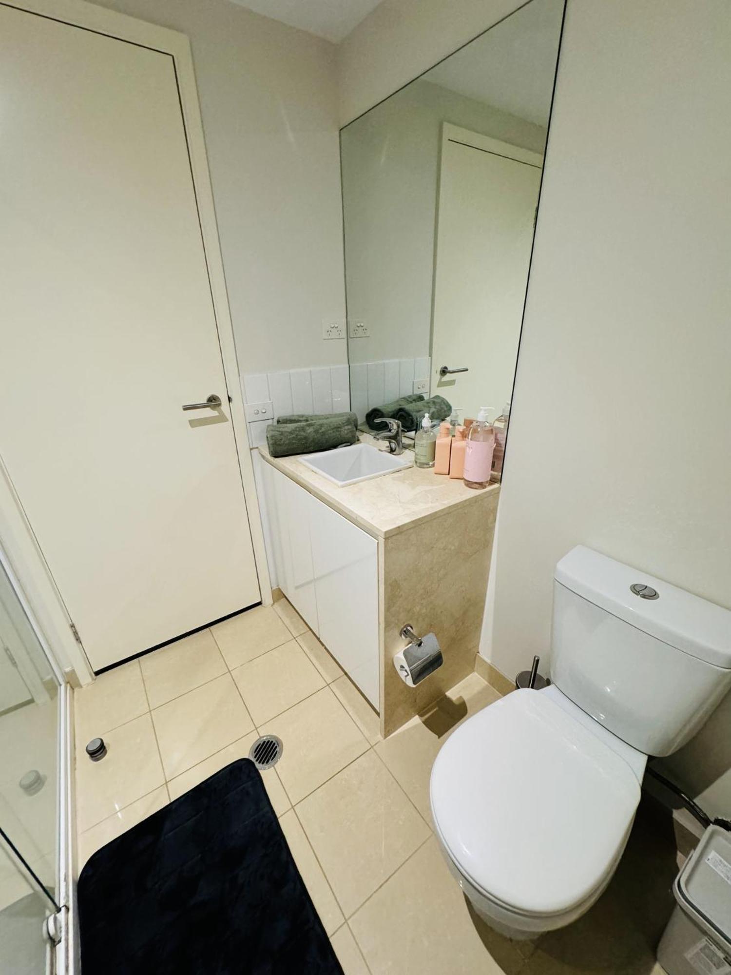 Minimalist 2-bed, 2-bath In Cbd - Free Parking *