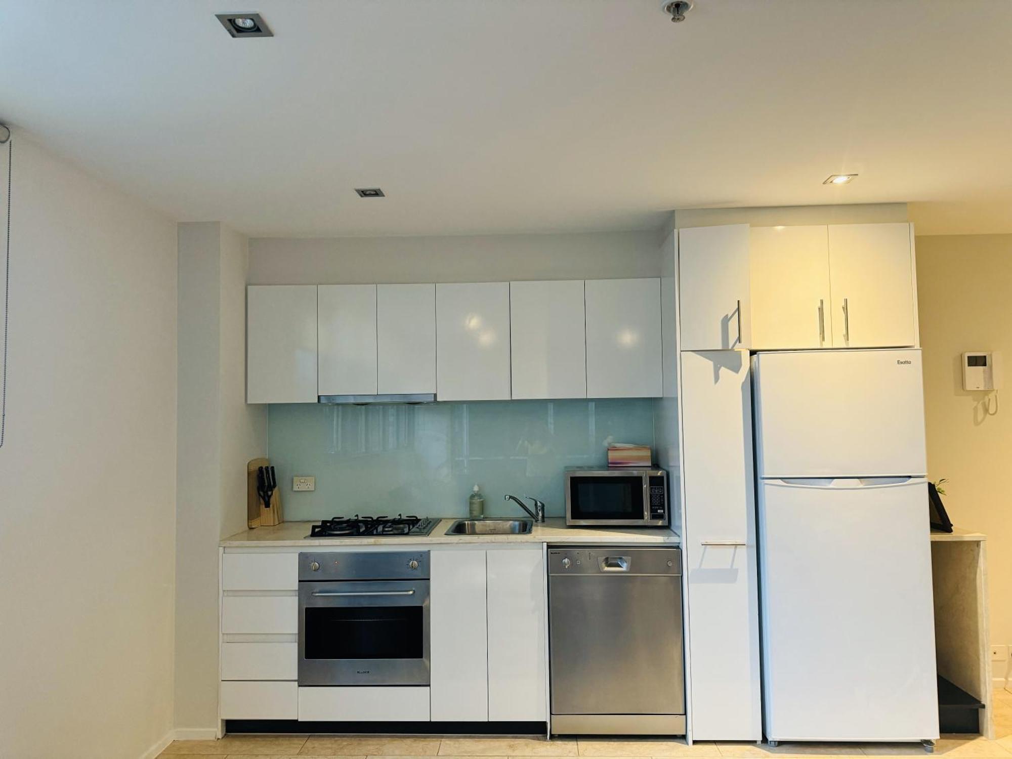 Minimalist 2-bed, 2-bath In Cbd - Free Parking Apartment