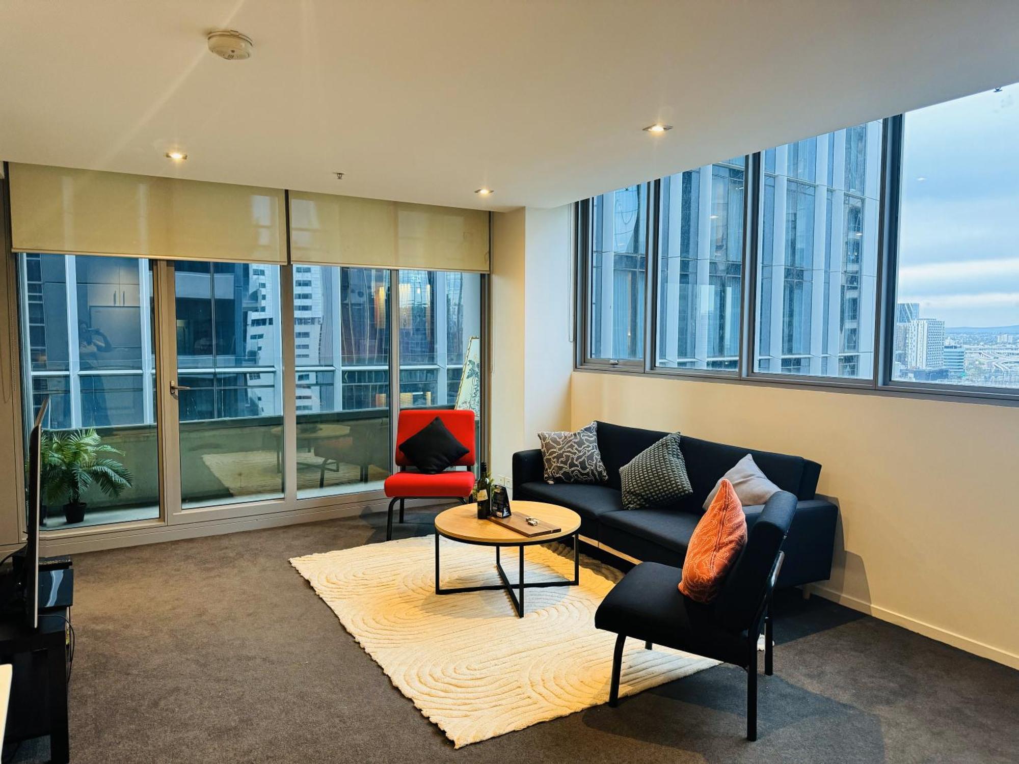 Apartment Minimalist 2-bed, 2-bath In Cbd - Free Parking *