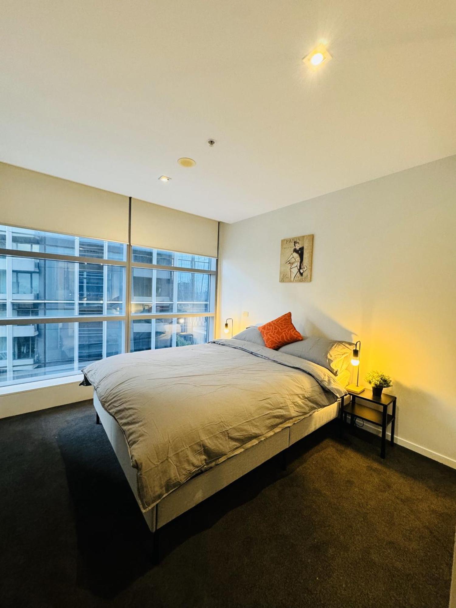 Minimalist 2-bed, 2-bath In Cbd - Free Parking Apartment *