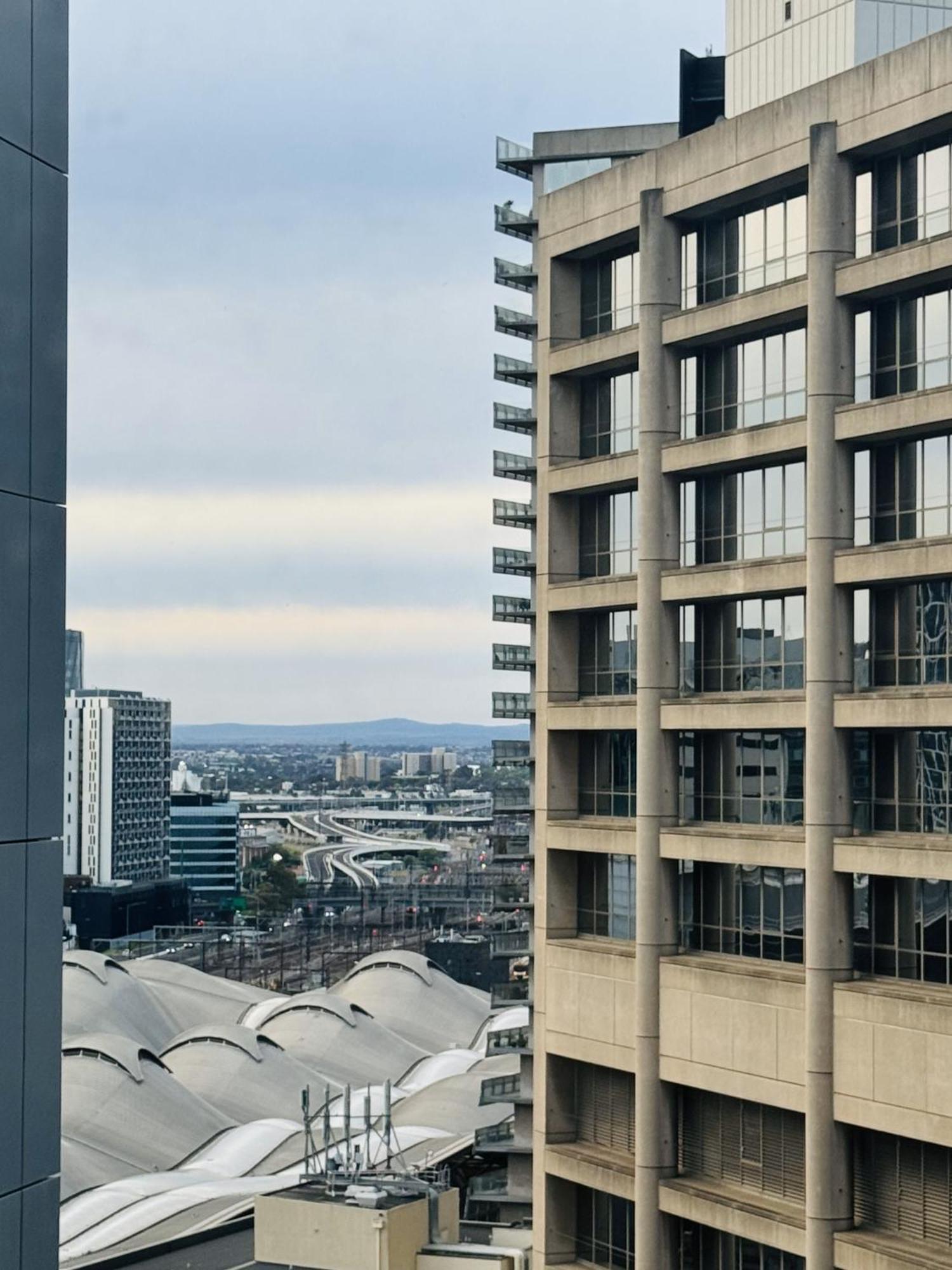 Apartment Minimalist 2-bed, 2-bath In Cbd - Free Parking *