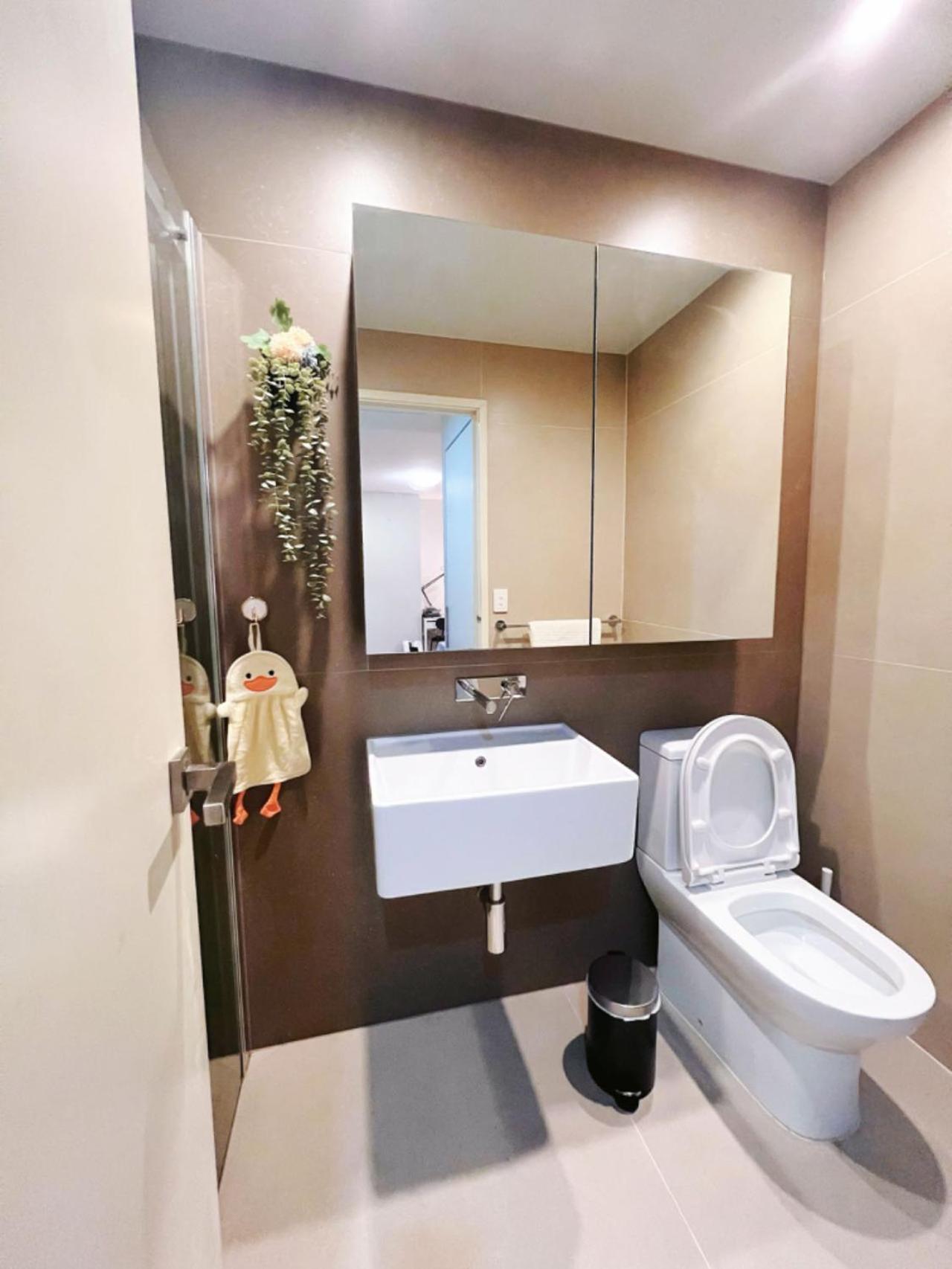 Melbourne's Premium On Collins Apartment