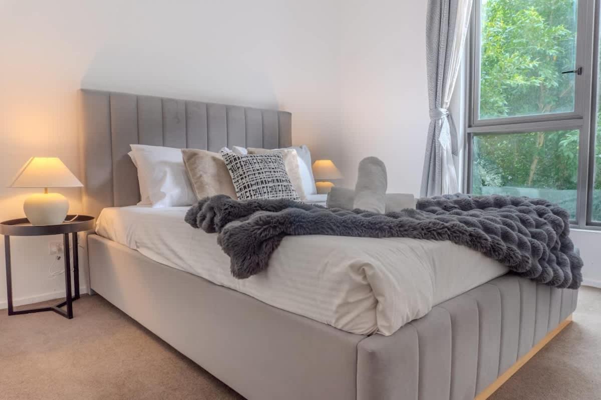 2br In Docklands Wifi Walk Water Nearby Apartment