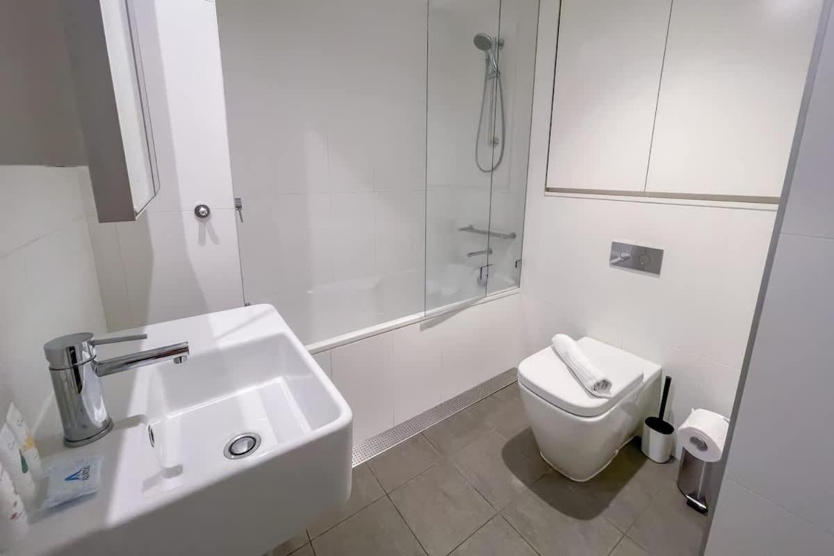 2br In Docklands Wifi Walk Water Nearby Apartment *