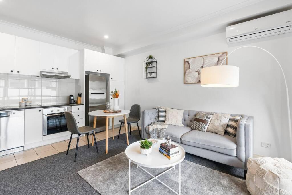 Apartment Cozy 1 Bedder In St Kilda With Balcony