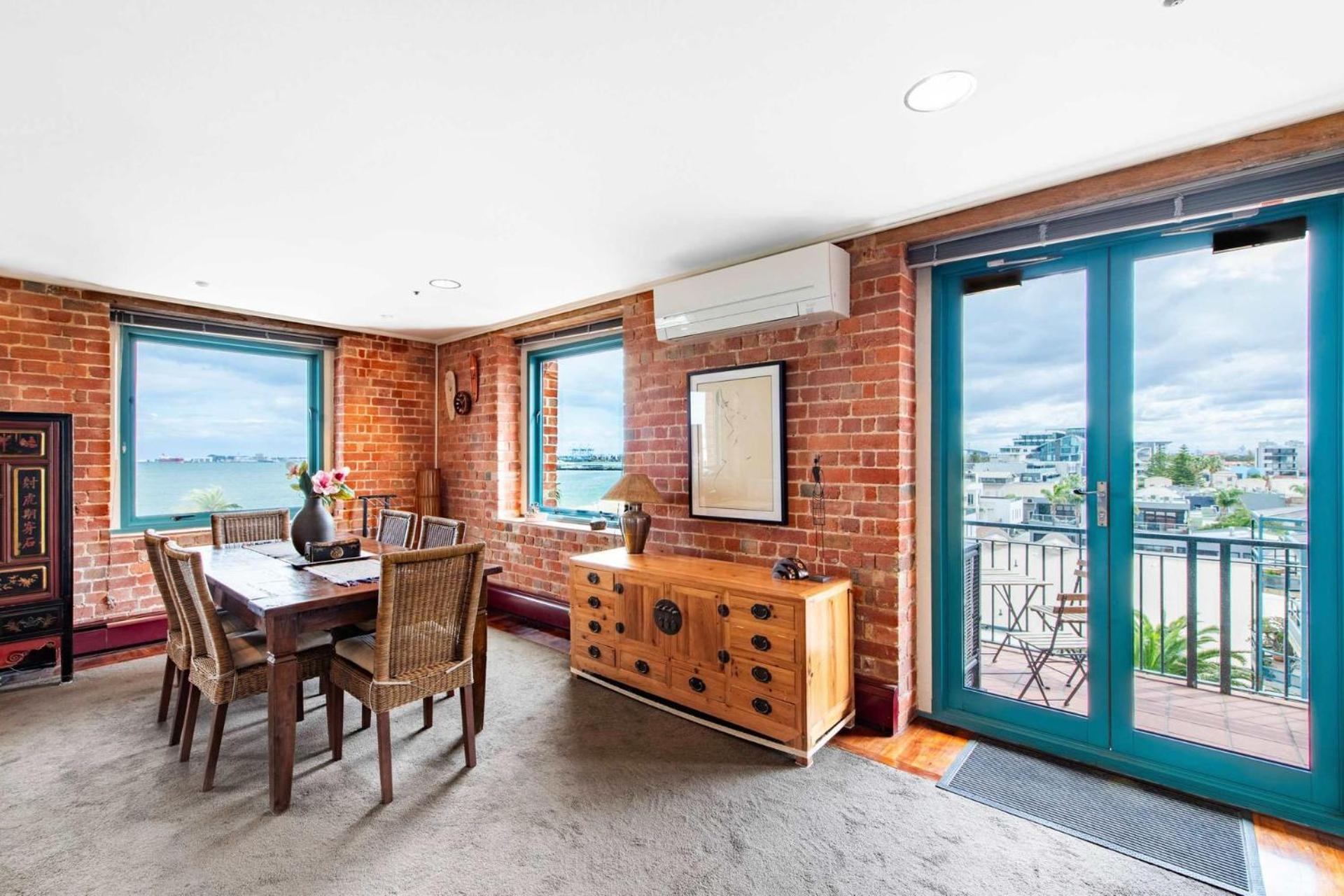 Stunning Beachfront Converted Warehouse * Melbourne