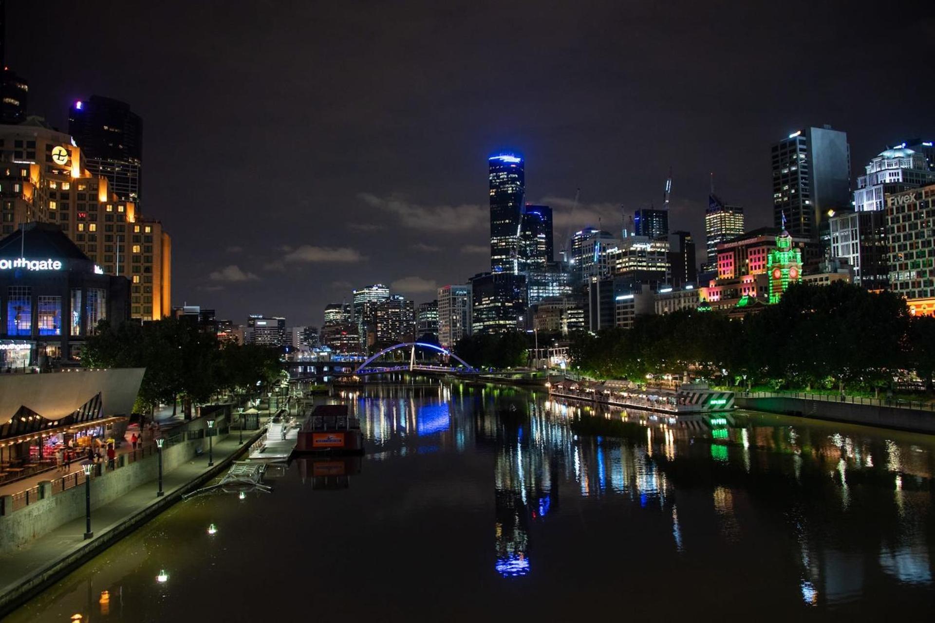 Apartamento Spectacular 3-bedroom Penthouse With Private Lift On St Kilda Rd *
