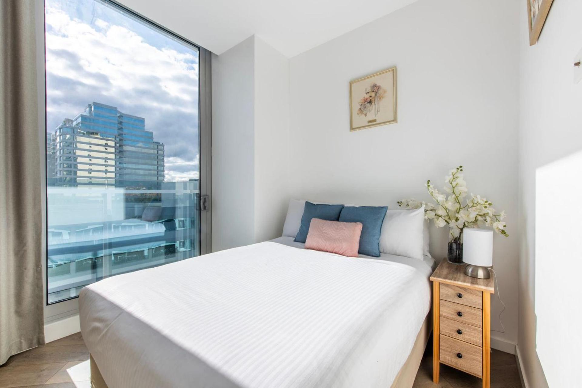 Spectacular 3-bedroom Penthouse With Private Lift On St Kilda Rd Apartamento *