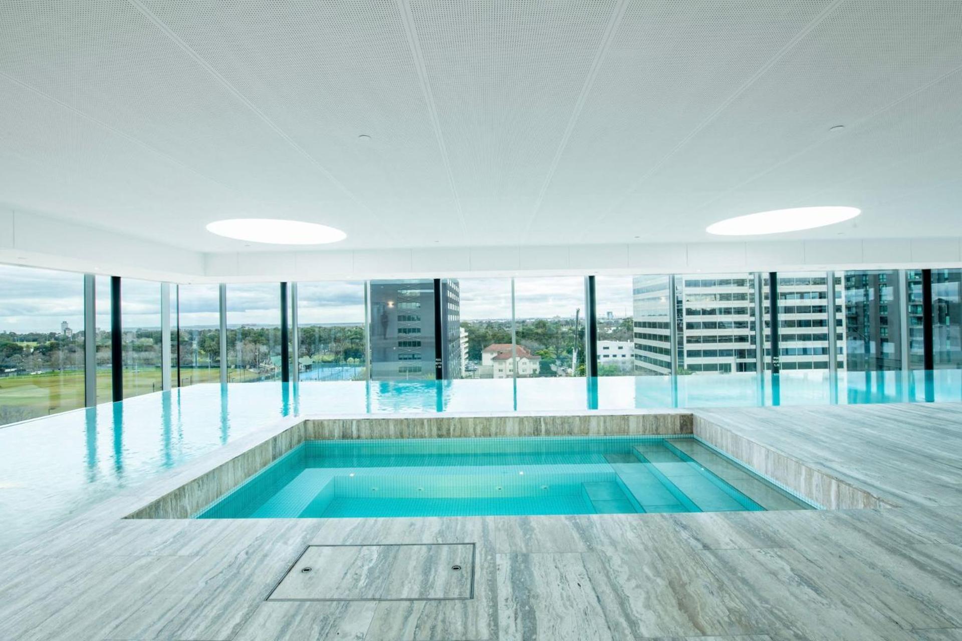Spectacular 3-bedroom Penthouse With Private Lift On St Kilda Rd Apartamento *