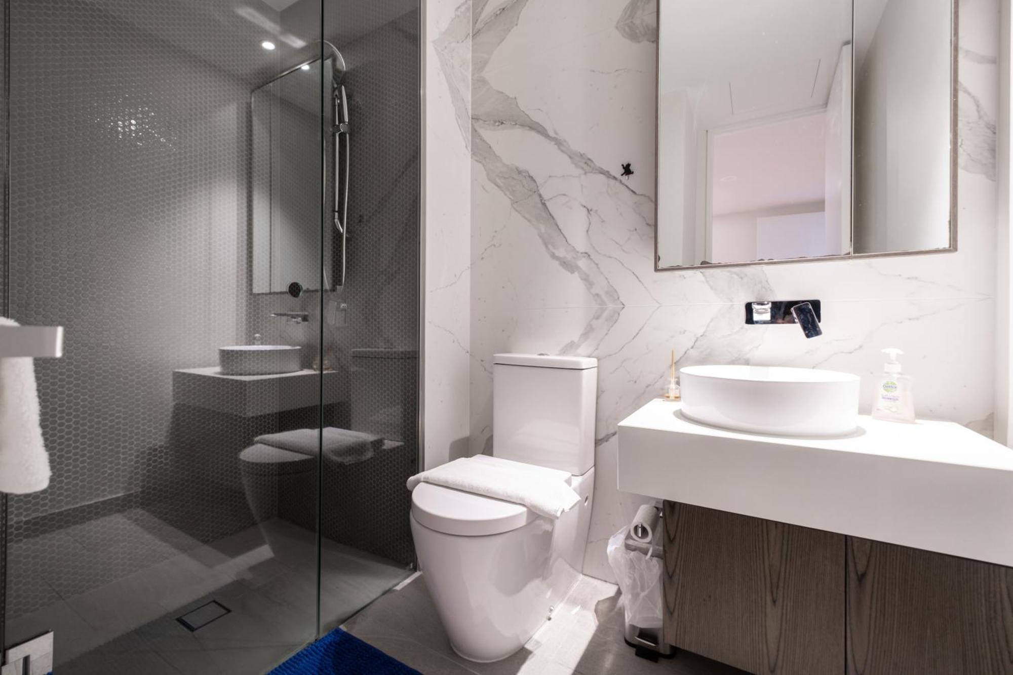 Stylish 2br Facing Parkpoolparking Melbourne