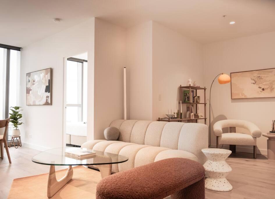 Skyline Serenity Lvl 61 Cbd Luxury Melbourne