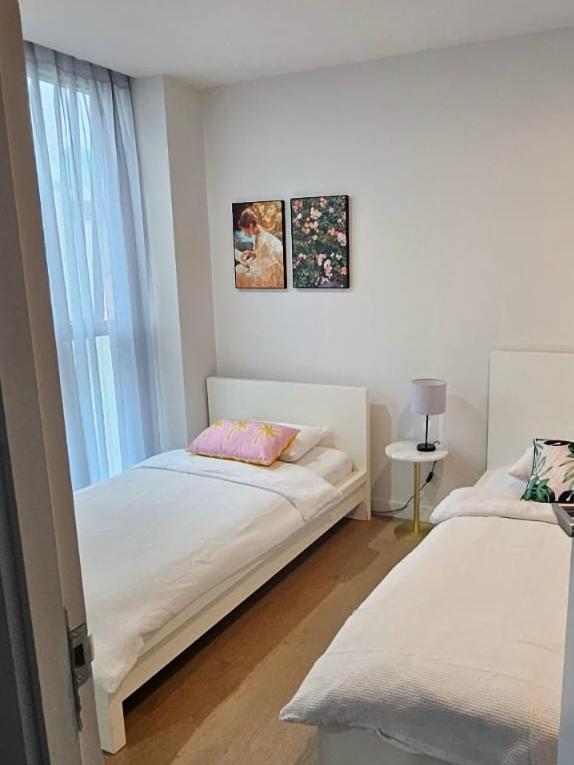 Apartment Luxury Cbd 5 Beds, 2 Baths Great Skyview With Pool, Gym, Spa, Carpark,sauna Melbourne