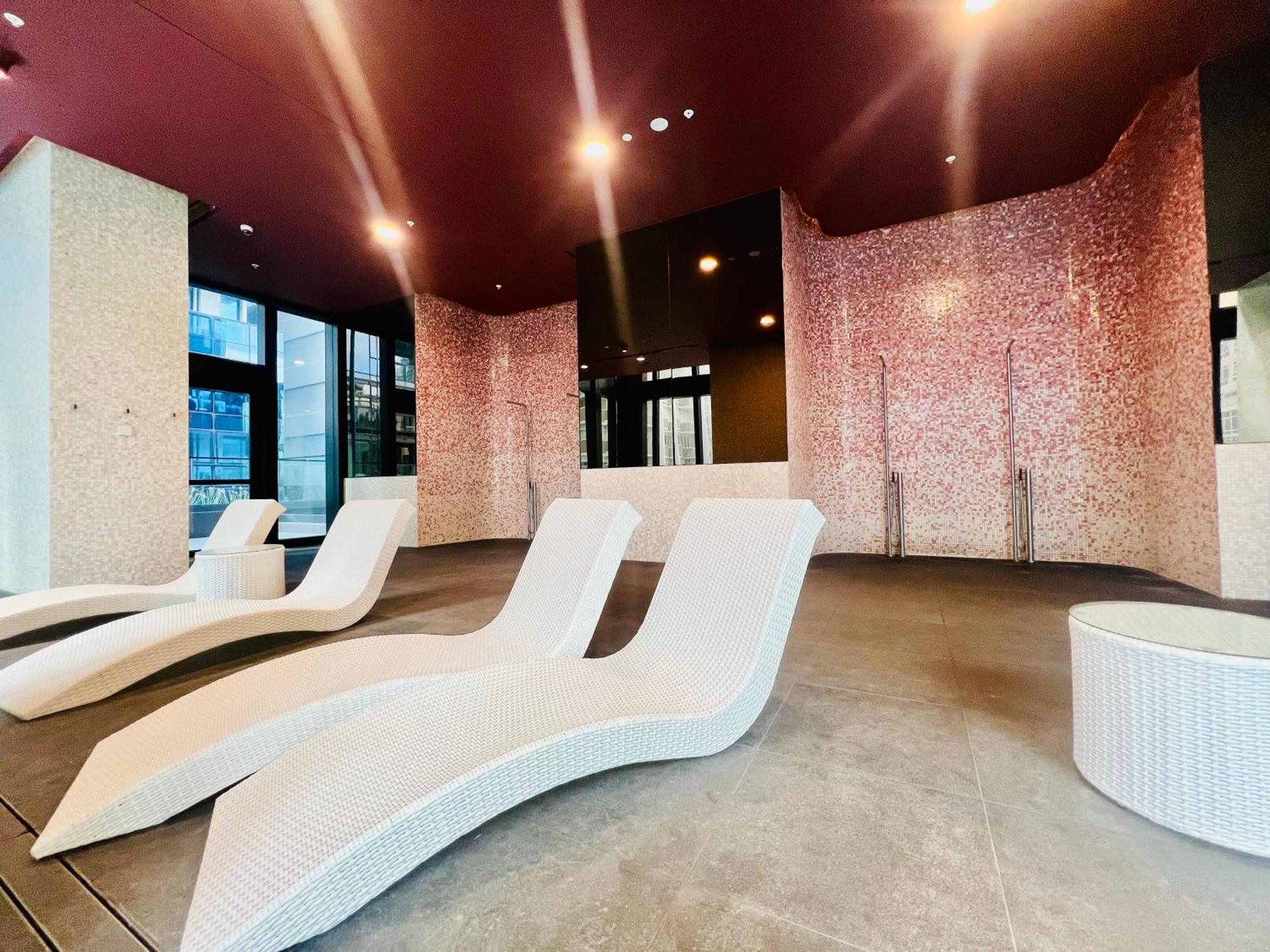 Apartment Luxury Cbd 5 Beds, 2 Baths Great Skyview With Pool, Gym, Spa, Carpark,sauna *