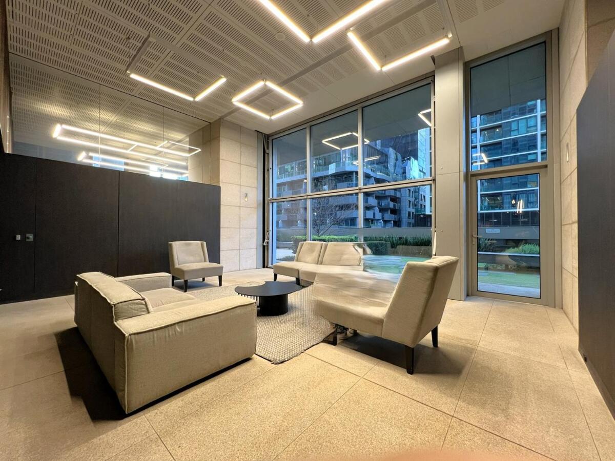 2 Bedroom 2bath, Free Parking, Southern Cross, Lvl 36 Melbourne