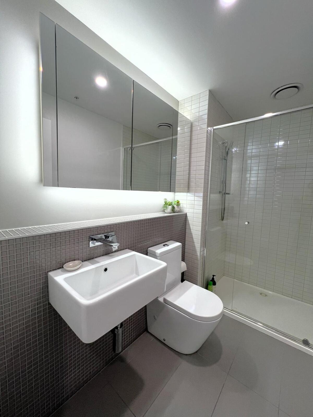 2 Bedroom 2bath, Free Parking, Southern Cross, Lvl 36