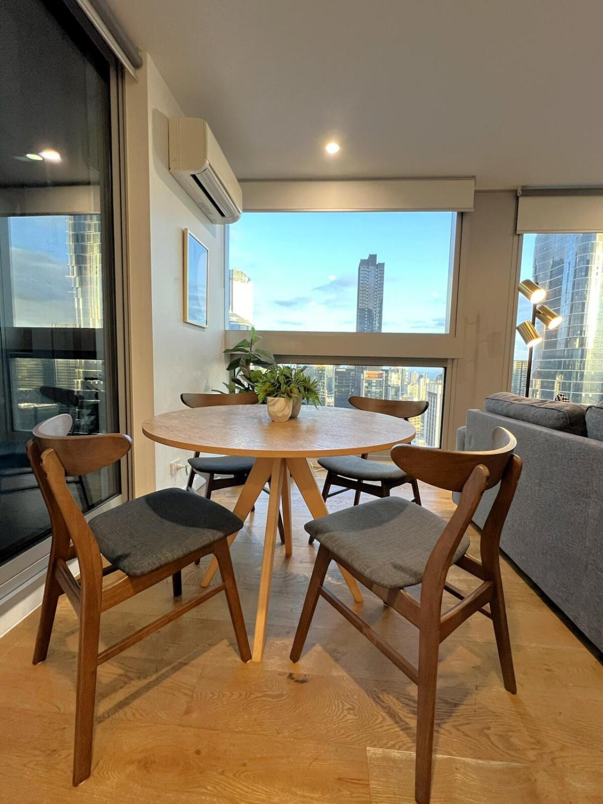 2 Bedroom 2bath, Free Parking, Southern Cross, Lvl 36 * Melbourne